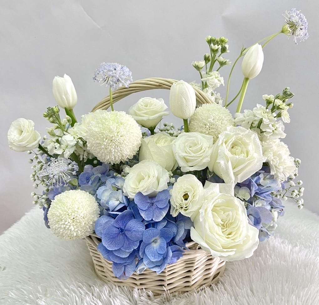 S__151756810 กระเช้ากลม ดอกไม้สดโทนสีฟ้าขาว<br />