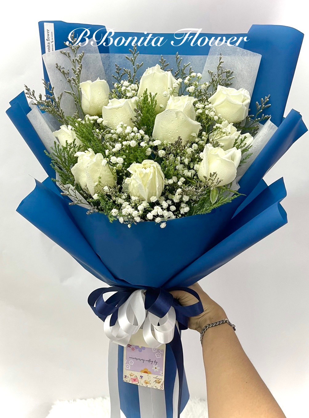 S__151756811 ช่อกุหลาบขาว ห่อกระดาษน้ำเงิน